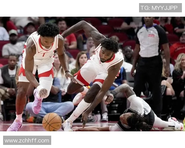 火箭队在激战中以132比127险胜勇士队展现强大团队合作与进攻火力